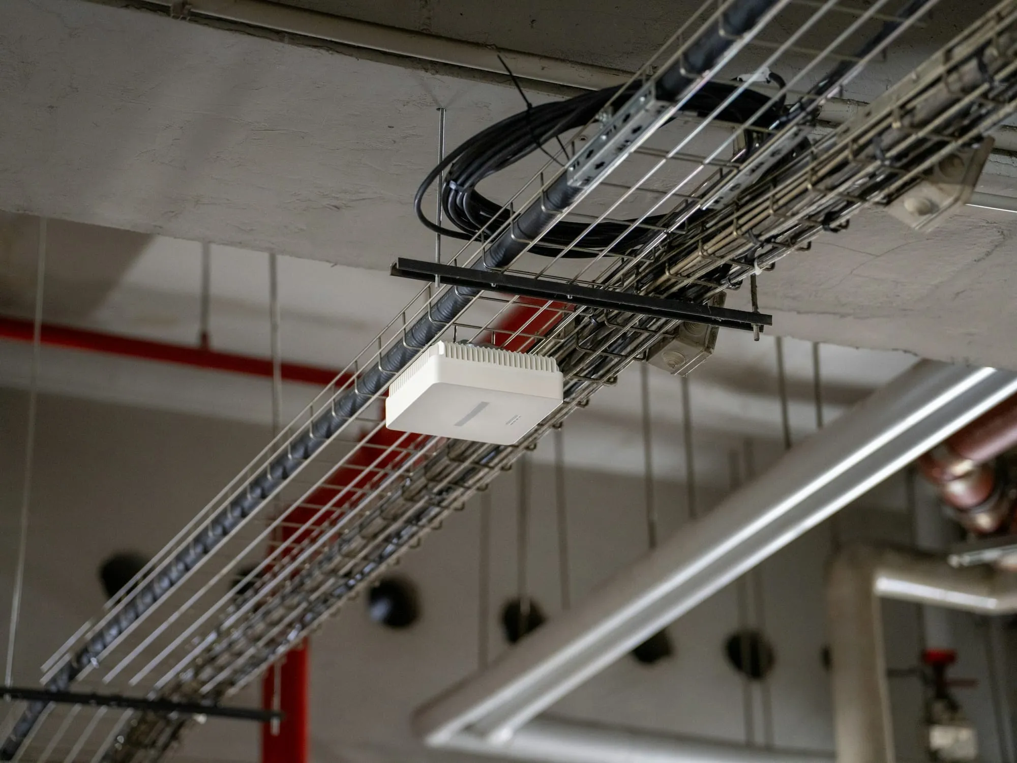 Bandeja de cables y canalizaciones suspendidas del techo de una instalación
