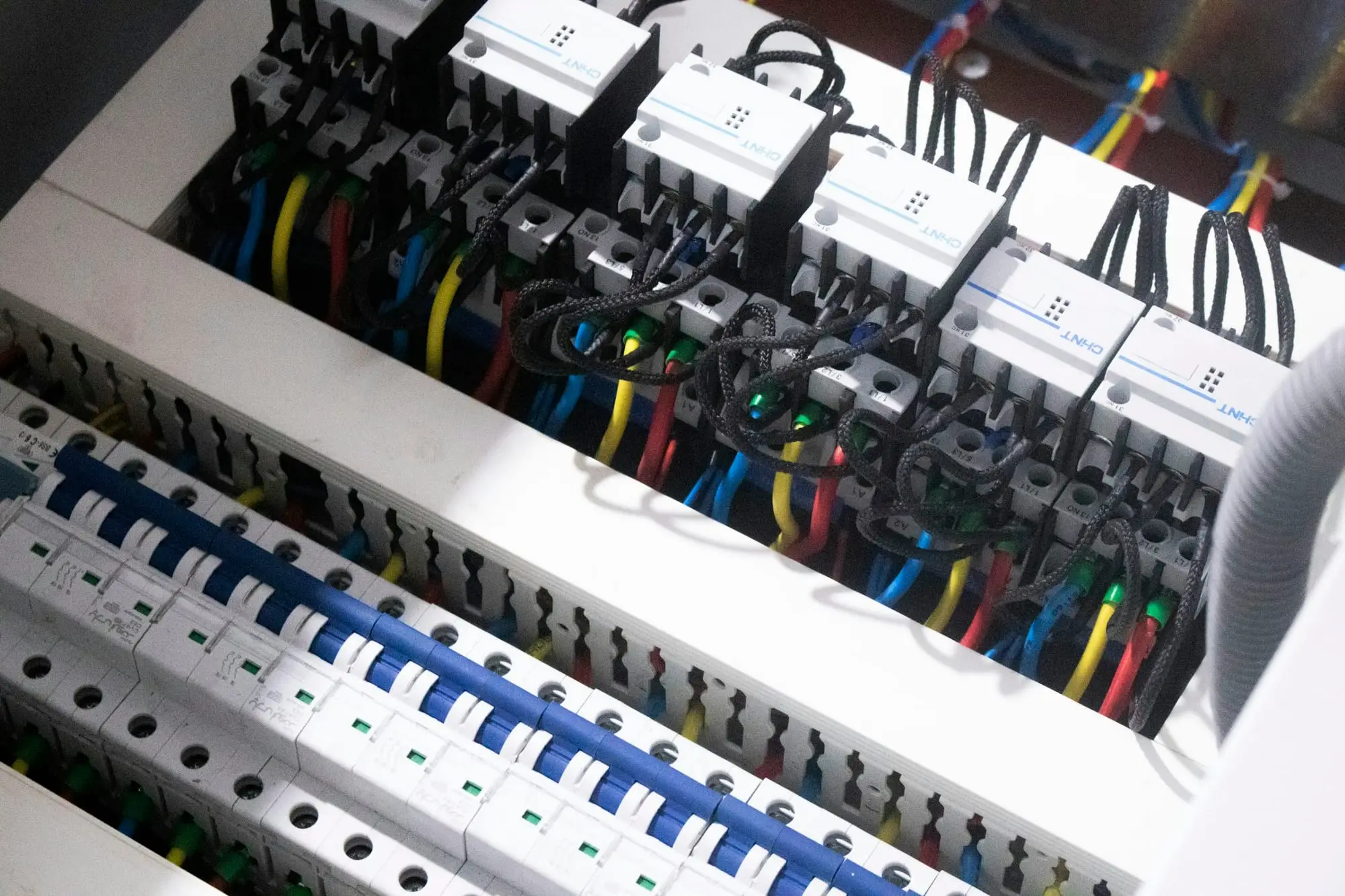 Cableado y protecciones en el interior de un cuadro eléctrico