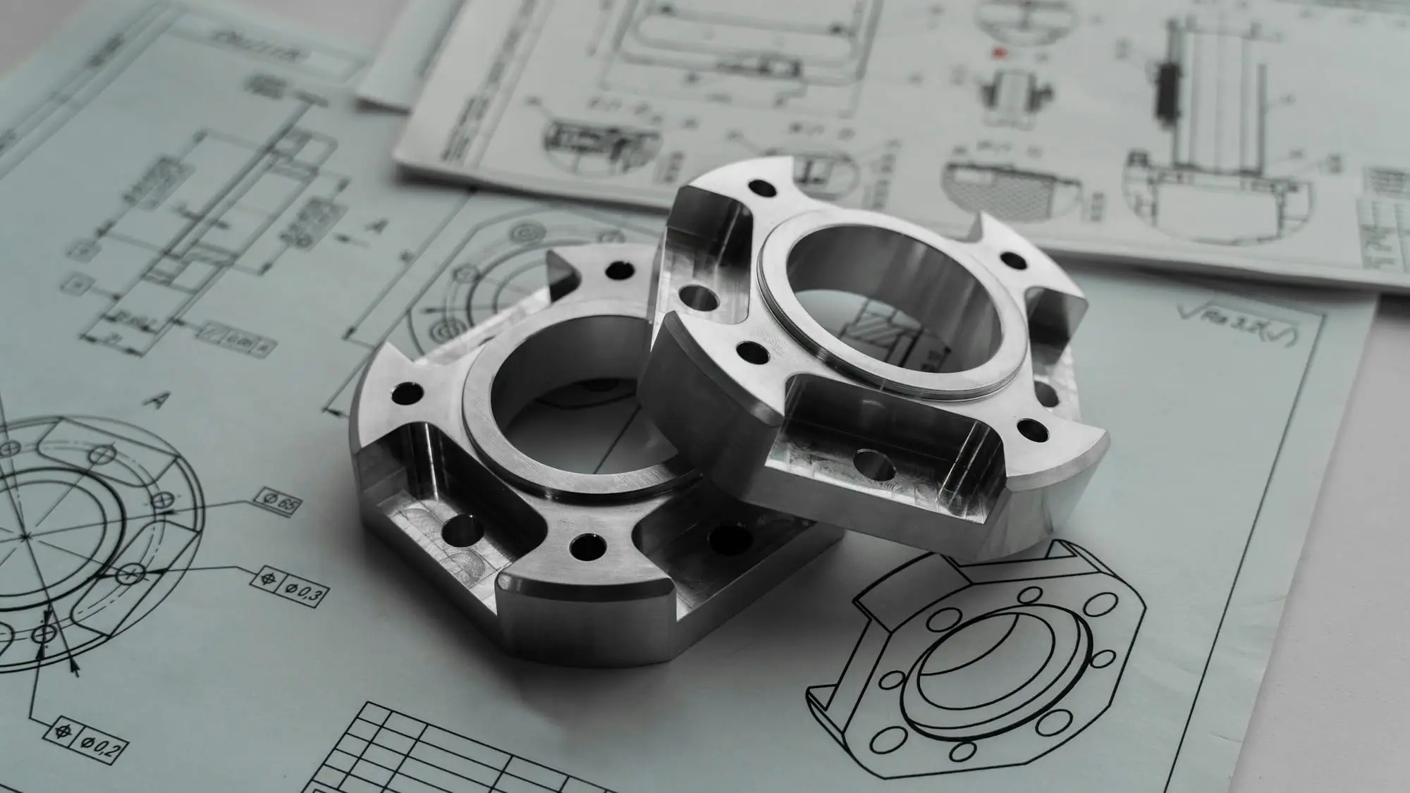 Piezas mecanizadas sobre planos de ingeniería