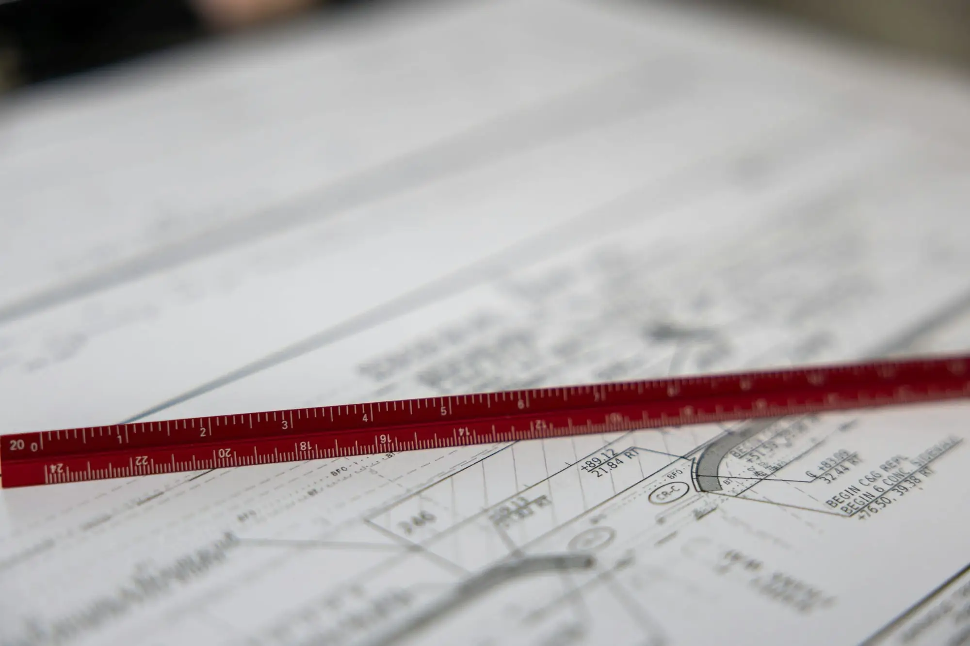 Regla de dibujo apoyada sobre un plano técnico