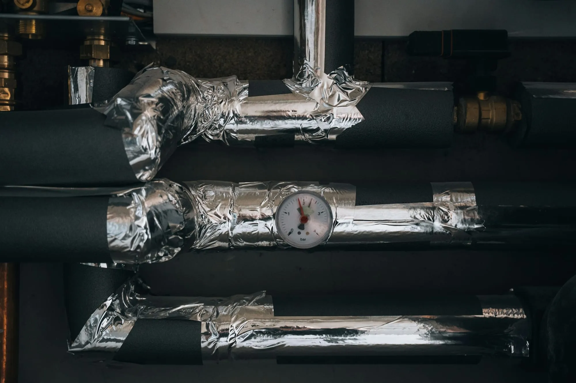 Tuberías aisladas y equipos de una instalación térmica